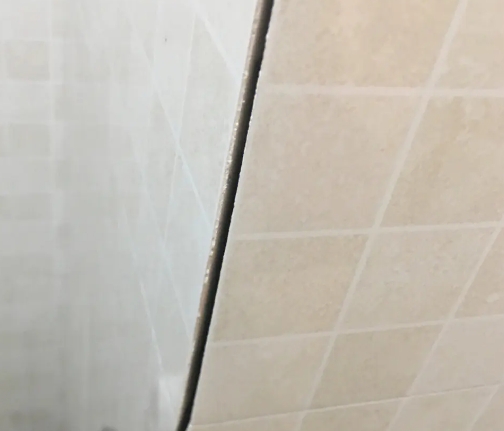 武隆瓷砖空鼓维修公司分享阳台瓷砖脱落的修复过程可以分为以下几个步骤